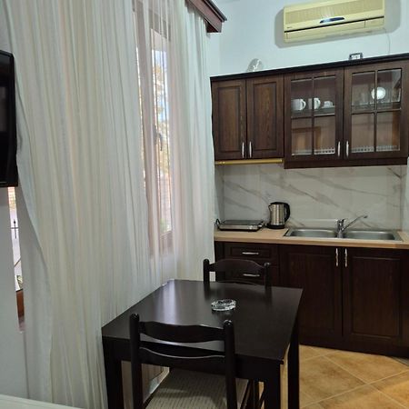 Vita Apartment - Spacious Garden And Balcony 5 Min To Beach & Center Ksamil Exteriör bild
