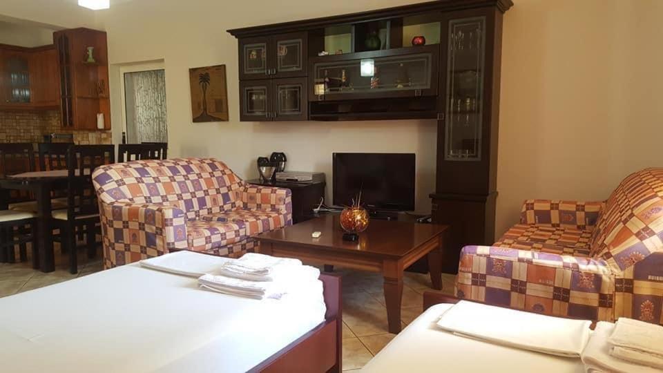 Vita Apartment - Spacious Garden And Balcony 5 Min To Beach & Center Ksamil Exteriör bild
