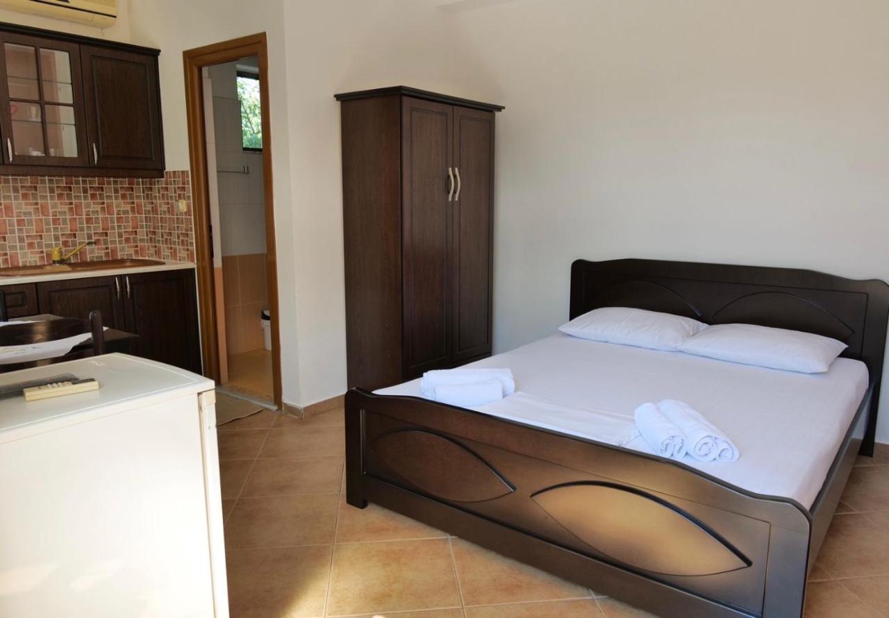 Vita Apartment - Spacious Garden And Balcony 5 Min To Beach & Center Ksamil Exteriör bild