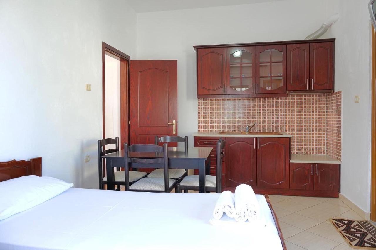 Vita Apartment - Spacious Garden And Balcony 5 Min To Beach & Center Ksamil Exteriör bild