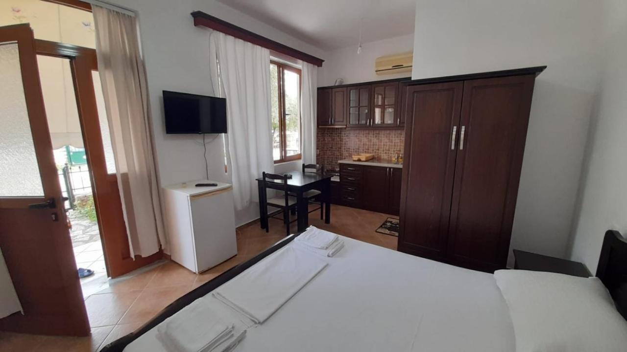 Vita Apartment - Spacious Garden And Balcony 5 Min To Beach & Center Ksamil Exteriör bild