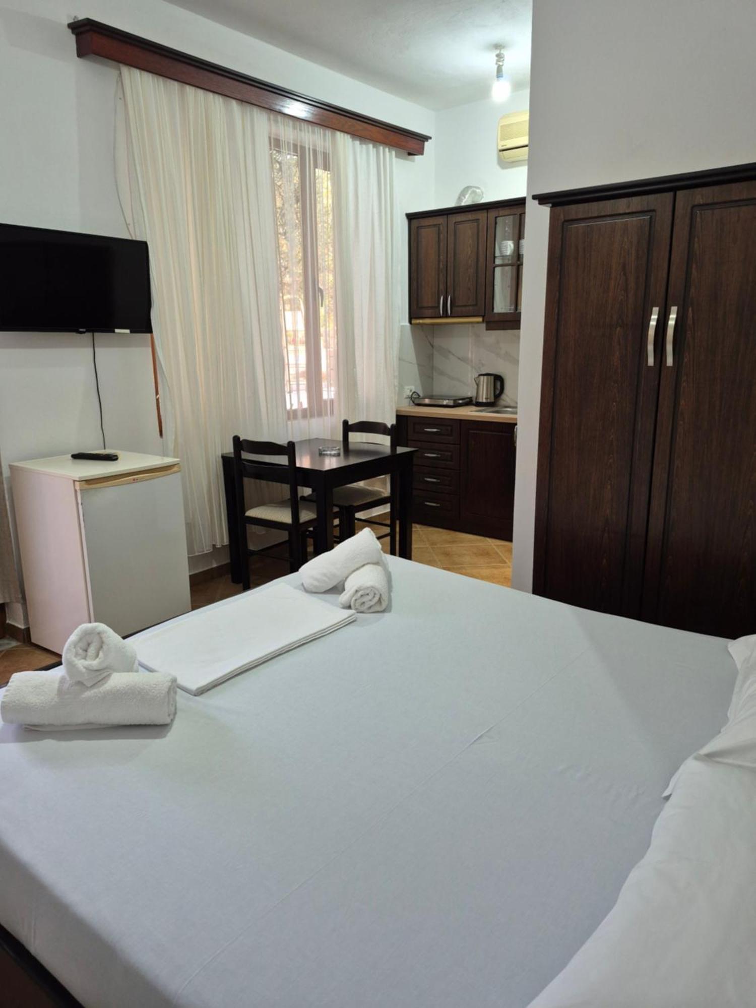 Vita Apartment - Spacious Garden And Balcony 5 Min To Beach & Center Ksamil Exteriör bild
