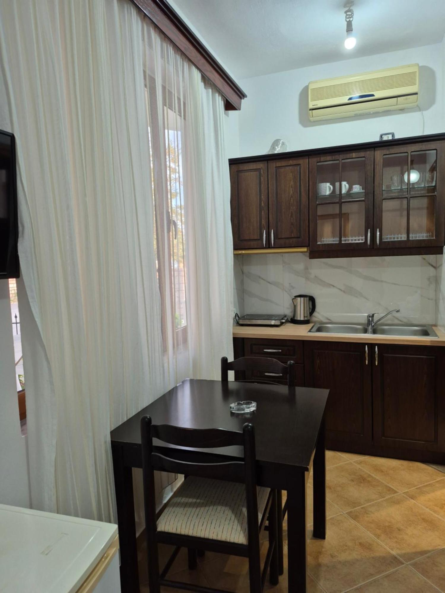 Vita Apartment - Spacious Garden And Balcony 5 Min To Beach & Center Ksamil Exteriör bild
