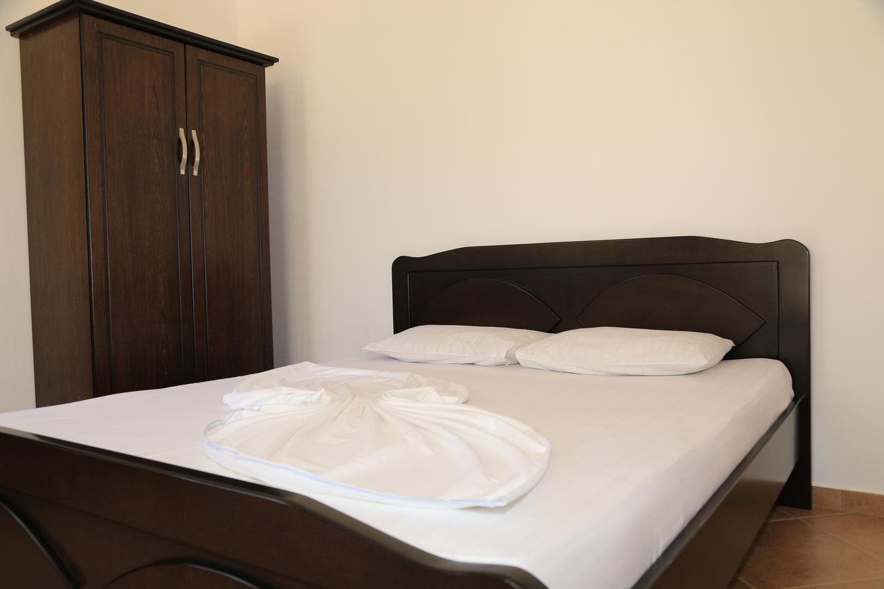 Vita Apartment - Spacious Garden And Balcony 5 Min To Beach & Center Ksamil Exteriör bild